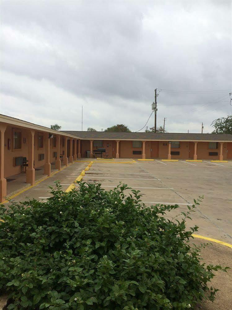Village Inn Cotulla Exterior photo